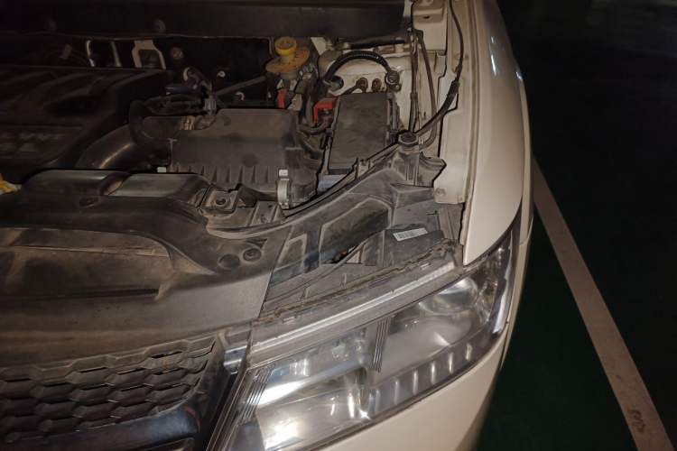 Used Dodge Journey 2013 2.4L Two-Wheel Drive Luxury Version Engine Bay Left