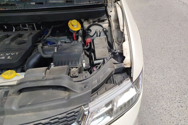 Used Dodge Journey 2013 2.4L Two-Wheel Drive Luxury Version Engine Bay Left