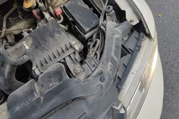 Used Dodge Journey 2013 2.4L Two-Wheel Drive Luxury Version Engine Bay Left