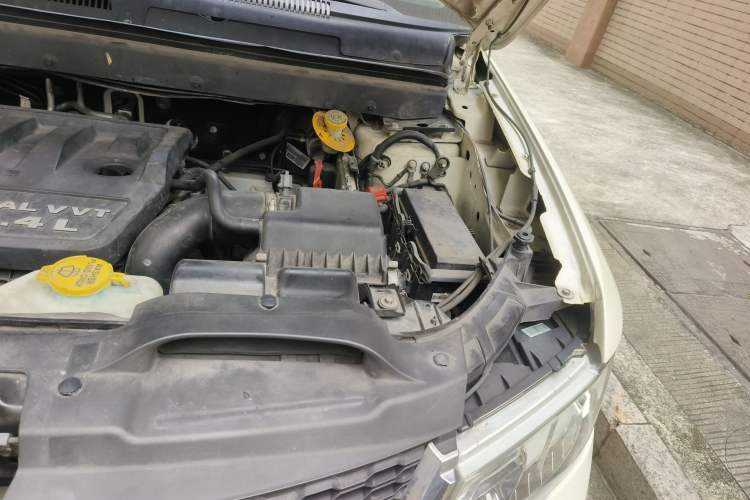 Used Dodge Journey 2013 2.4L Two-Wheel Drive Luxury Version Engine Bay Left