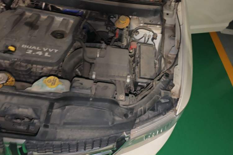 Used Dodge Journey 2013 2.4L Two-Wheel Drive Luxury Version Engine Bay Left