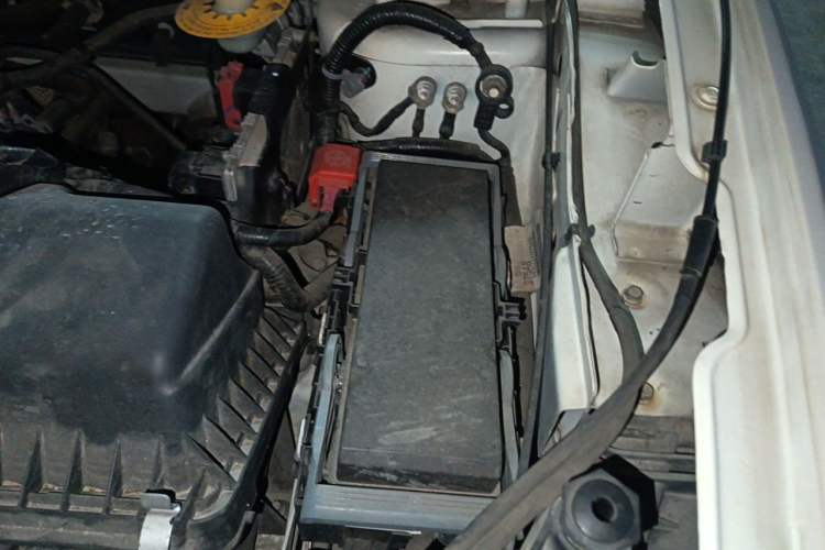 Used Dodge Journey 2013 2.4L Two-Wheel Drive Luxury Version Engine Bay Left