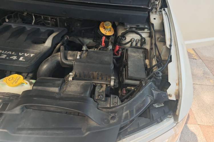 Used Dodge Journey 2013 2.4L Two-Wheel Drive Luxury Version Engine Bay Left