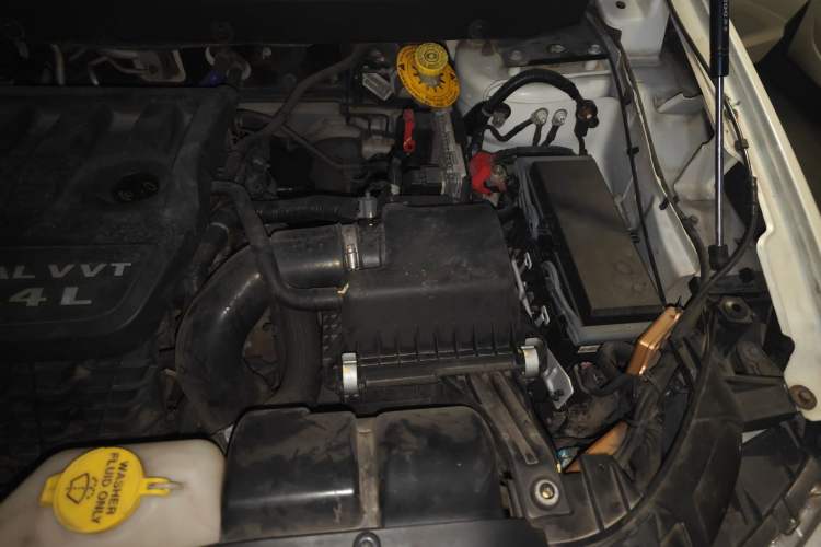 Used Dodge Journey 2013 2.4L Two-Wheel Drive Luxury Version Engine Bay Left