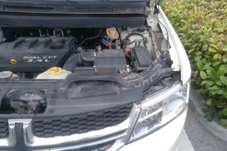 Used Dodge Journey 2013 2.4L Two-Wheel Drive Luxury Version Engine Bay Left