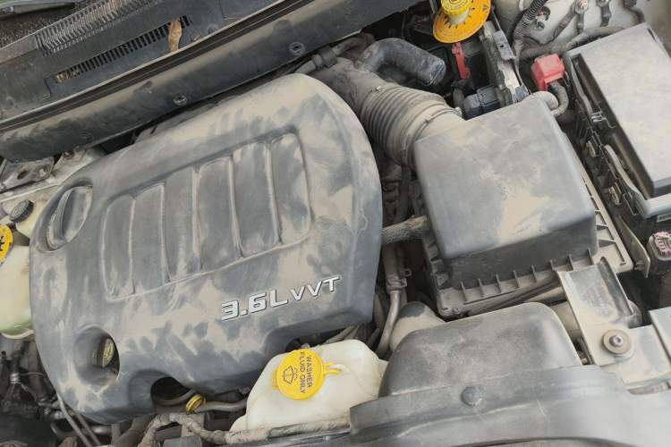 Used Dodge Journey 2013 3.6L Four-Wheel Drive Flagship Edition Engine Bay Left