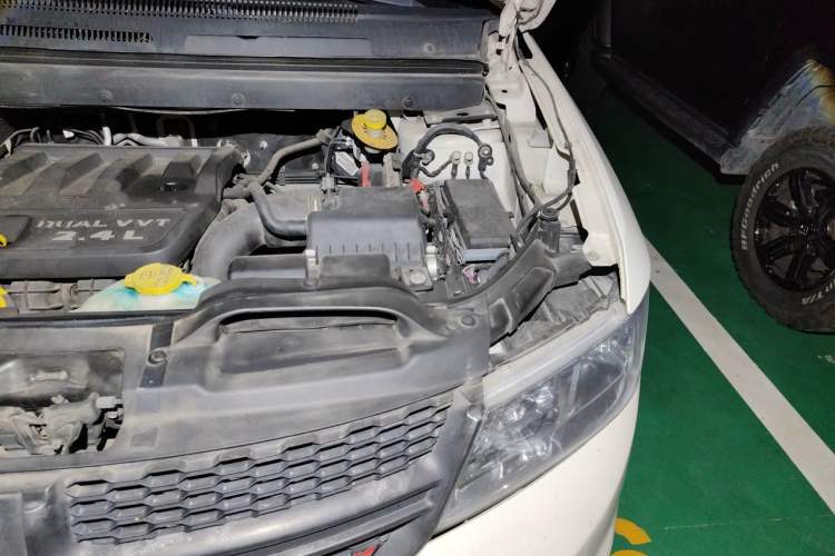 Used Dodge Journey 2013 2.4L Two-Wheel Drive Luxury Version Engine Bay Left