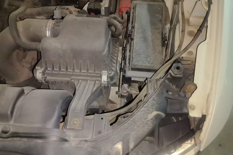 Used Dodge Journey 2013 2.4L Two-Wheel Drive Luxury Version Engine Bay Left