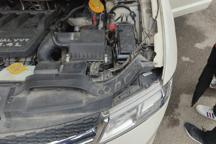 Used Dodge Journey 2013 2.4L Two-Wheel Drive Luxury Version Engine Bay Left