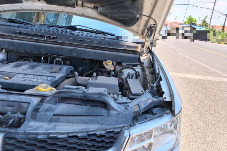 Used Dodge Journey 2013 2.4L Two-Wheel Drive Luxury Version Engine Bay Left