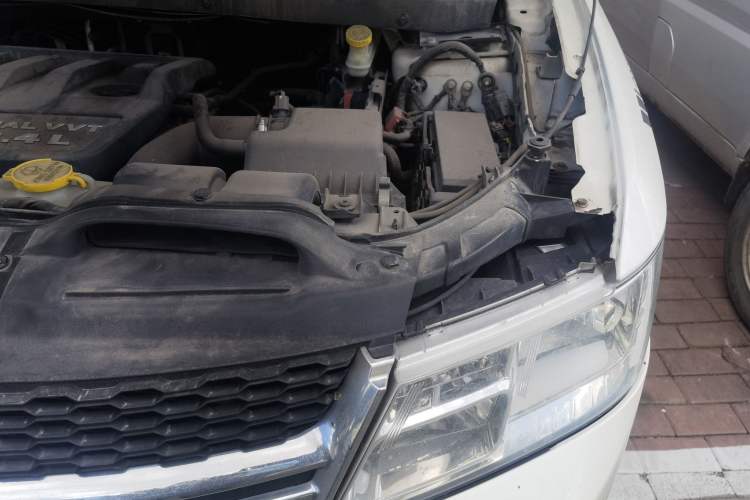 Used Dodge Journey 2013 2.4L Two-Wheel Drive Luxury Version Engine Bay Left