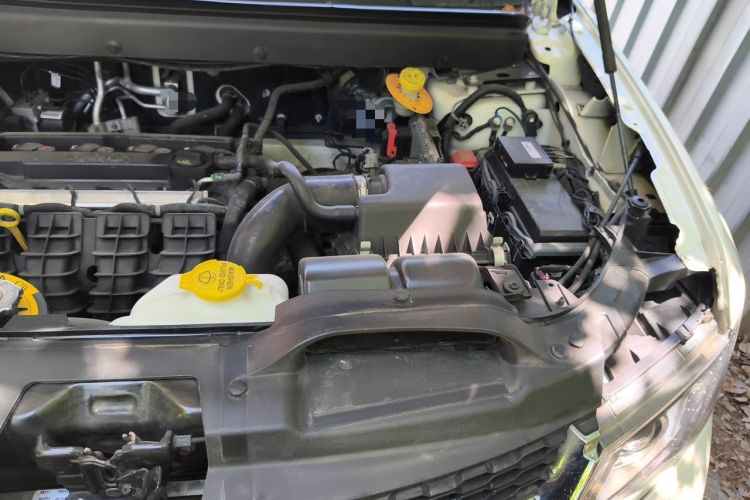 Used Dodge Journey 2013 2.4L Two-Wheel Drive Luxury Version Engine Bay Left