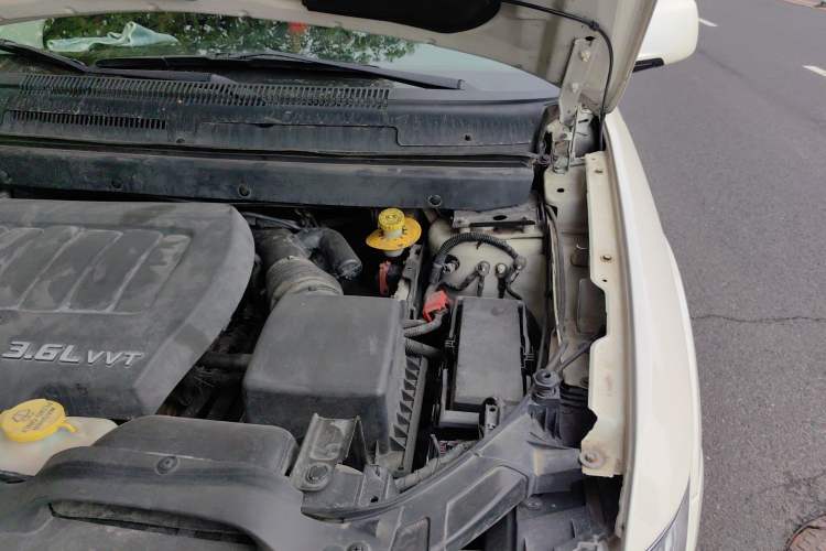 Used Dodge Journey 2013 3.6L Four-Wheel Drive Flagship Edition Engine Bay Left
