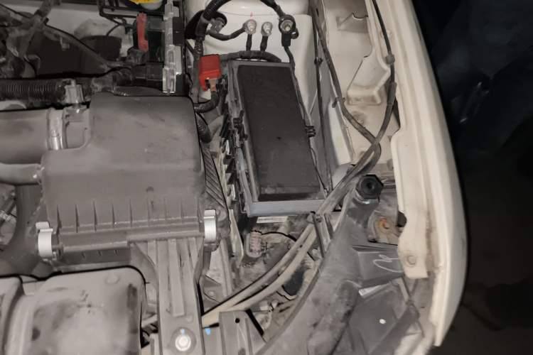 Used Dodge Journey 2013 2.4L Two-Wheel Drive Luxury Version Engine Bay Left