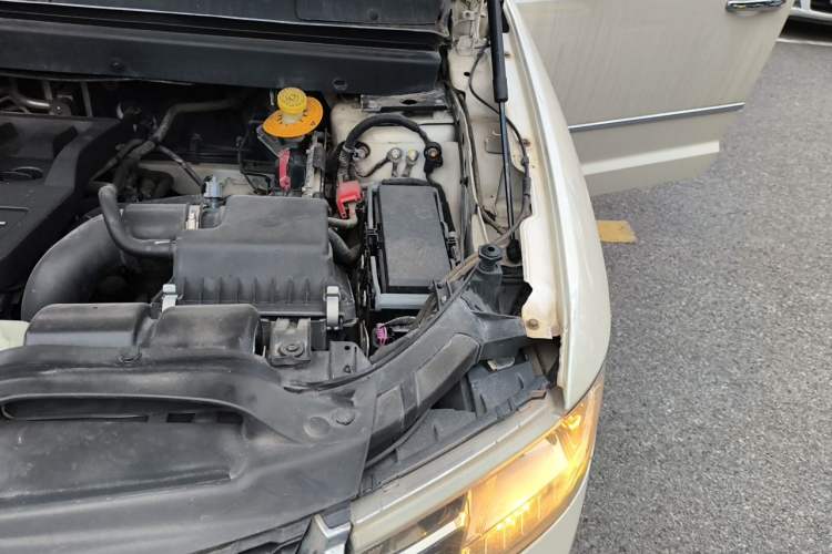 Used Dodge Journey 2013 2.4L Two-Wheel Drive Luxury Version Engine Bay Left