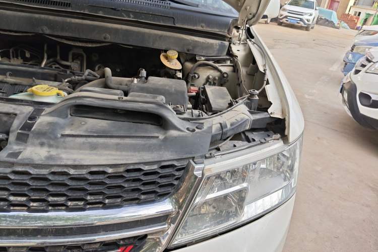 Used Dodge Journey 2013 2.4L Two-Wheel Drive Luxury Version Engine Bay Left