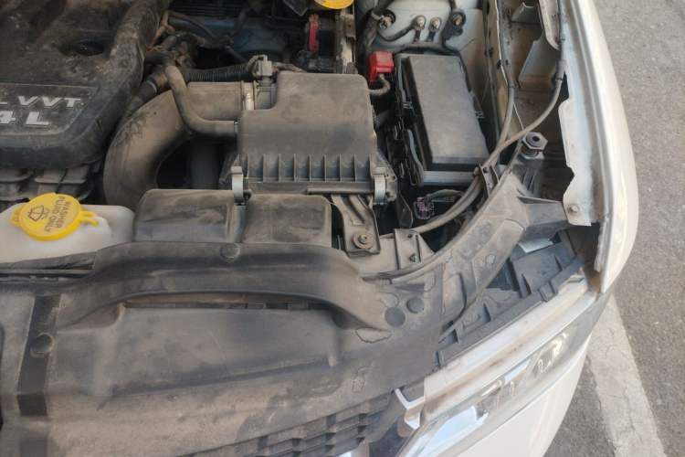 Used Dodge Journey 2013 2.4L Two-Wheel Drive Luxury Version Engine Bay Left