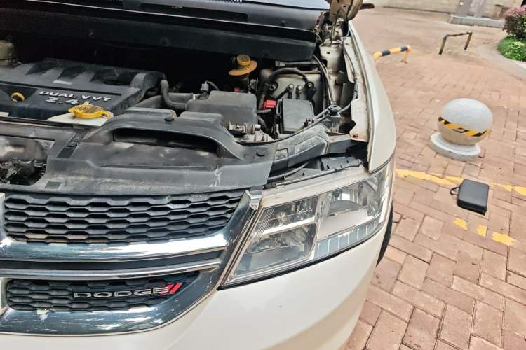 Used Dodge Journey 2013 2.4L Two-Wheel Drive Luxury Version Engine Bay Left