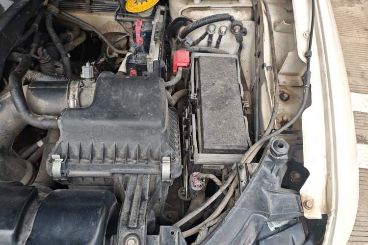 Used Dodge Journey 2013 2.4L Two-Wheel Drive Luxury Version Engine Bay Left