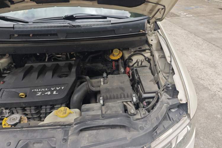 Used Dodge Journey 2013 2.4L Two-Wheel Drive Luxury Version Engine Bay Left
