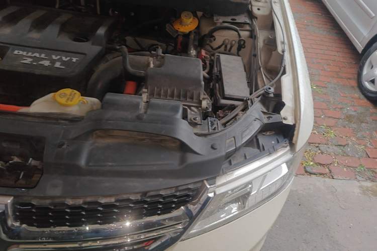 Used Dodge Journey 2013 2.4L Two-Wheel Drive Luxury Version Engine Bay Left
