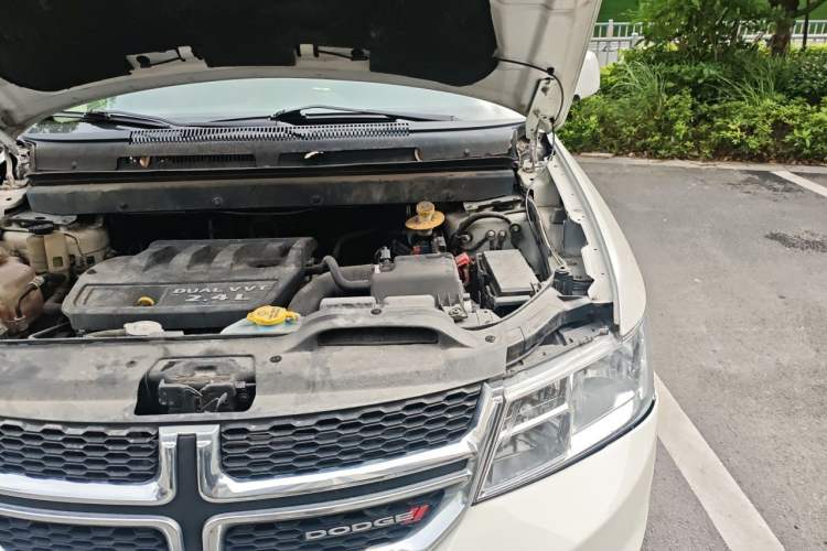 Used Dodge Journey 2013 2.4L Two-Wheel Drive Luxury Version Engine Bay Left