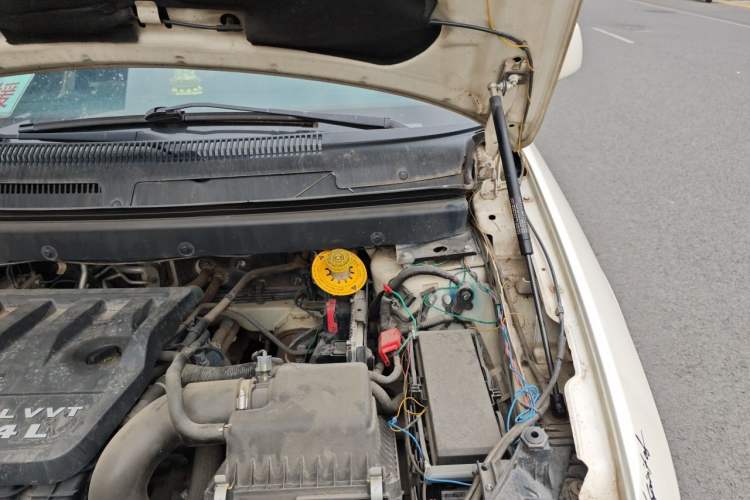 Used Dodge Journey 2013 2.4L Two-Wheel Drive Luxury Version Engine Bay Left