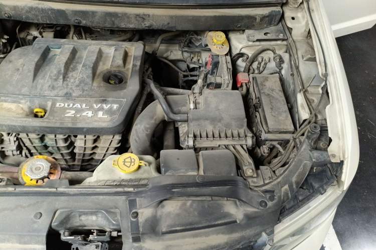 Used Dodge Journey 2013 2.4L Two-Wheel Drive Luxury Version Engine Bay Left
