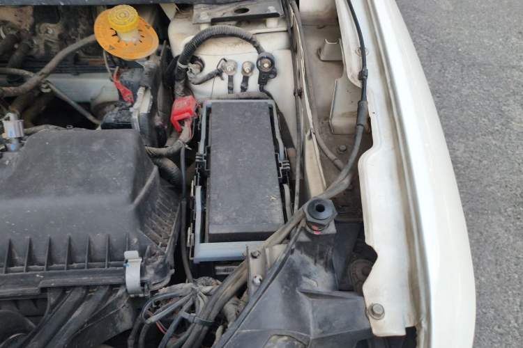 Used Dodge Journey 2013 2.4L Two-Wheel Drive Luxury Version Engine Bay Left