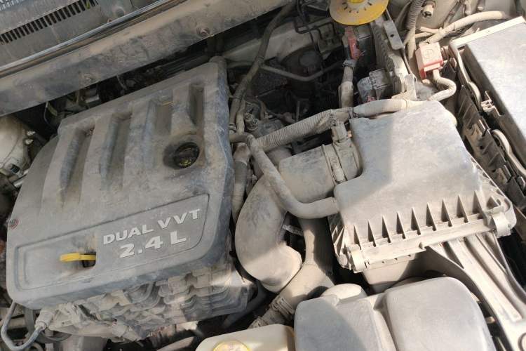 Used Dodge Journey 2013 2.4L Two-Wheel Drive Luxury Version Engine Bay Left
