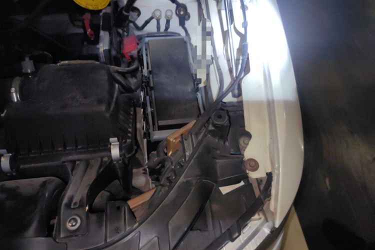 Used Dodge Journey 2013 2.4L Two-Wheel-Drive Smart Edition Engine Bay Left