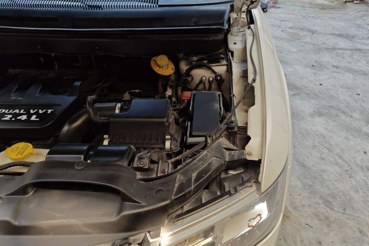 Used Dodge Journey 2013 2.4L Two-Wheel Drive Luxury Version Engine Bay Left