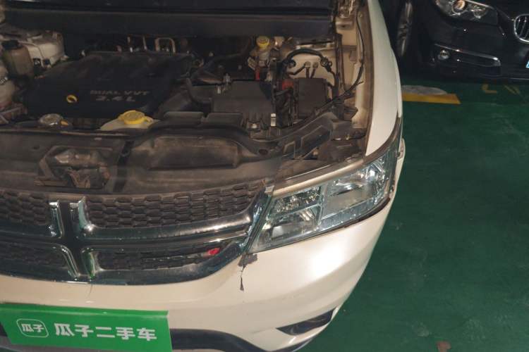 Used Dodge Journey 2013 2.4L Two-Wheel Drive Luxury Version Engine Bay Left