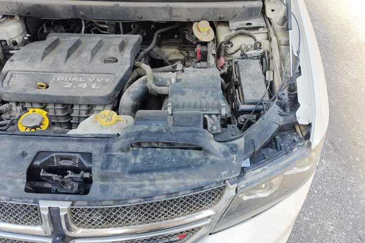 Used Dodge Journey 2013 2.4L Two-Wheel Drive Luxury Version Engine Bay Left