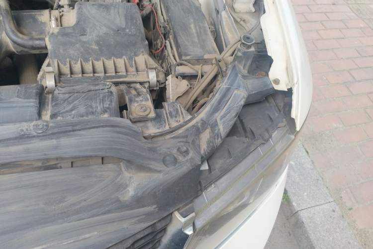 Used Dodge Journey 2013 2.4L Two-Wheel Drive Luxury Version Engine Bay Left