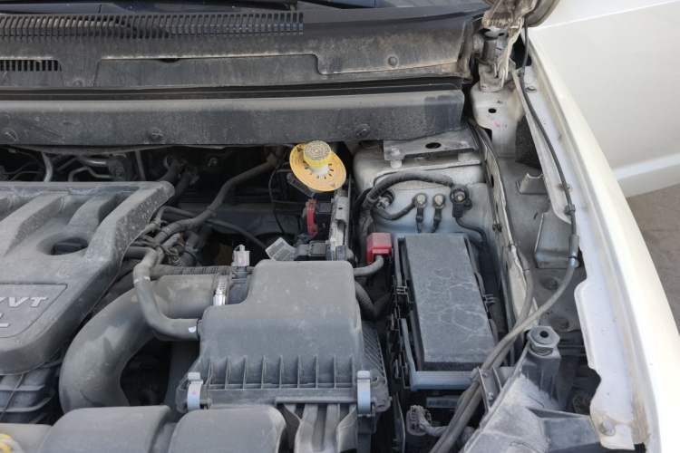 Used Dodge Journey 2013 2.4L Two-Wheel Drive Luxury Version Engine Bay Left