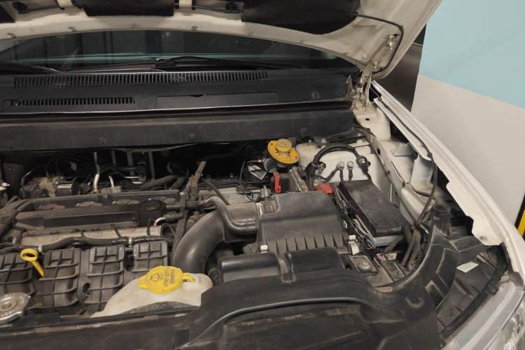 Used Dodge Journey 2013 2.4L Two-Wheel Drive Luxury Version Engine Bay Left