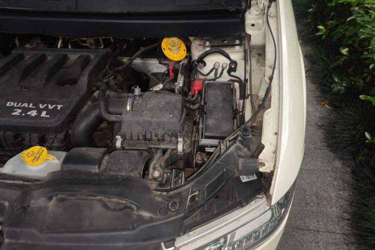 Used Dodge Journey 2013 2.4L Two-Wheel Drive Luxury Version Engine Bay Left