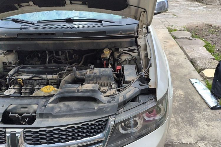 Used Dodge Journey 2013 2.4L Two-Wheel Drive Luxury Version Engine Bay Left