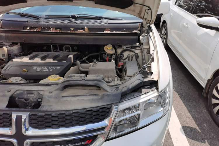 Used Dodge Journey 2013 2.4L Two-Wheel Drive Luxury Version Engine Bay Left