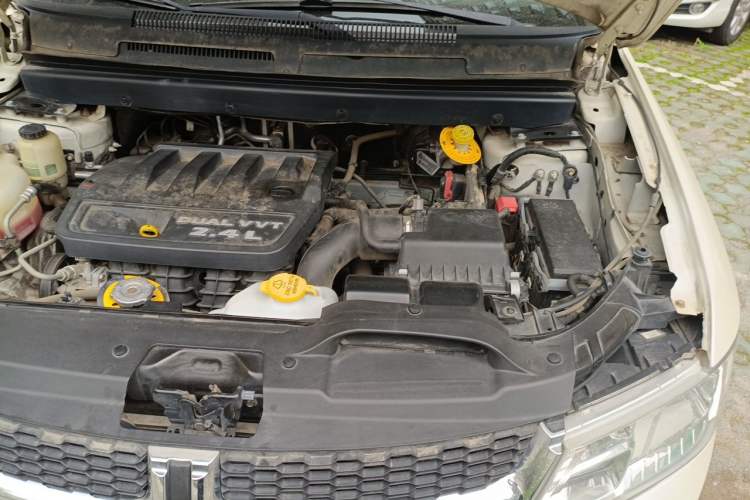 Used Dodge Journey 2013 2.4L Two-Wheel Drive Luxury Version Engine Bay Left