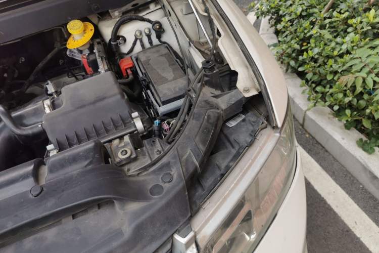 Used Dodge Journey 2013 2.4L Two-Wheel Drive Luxury Version Engine Bay Left