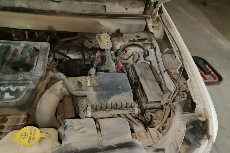 Used Dodge Journey 2013 2.4L Two-Wheel Drive Luxury Version Engine Bay Left