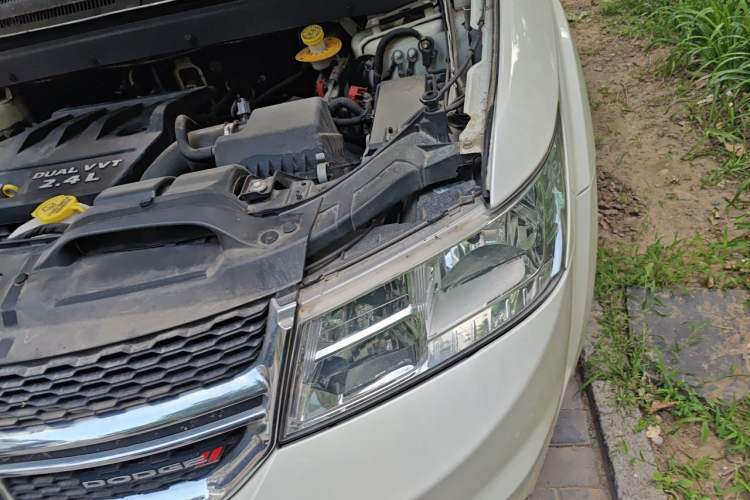 Used Dodge Journey 2013 2.4L Two-Wheel Drive Luxury Version Engine Bay Left