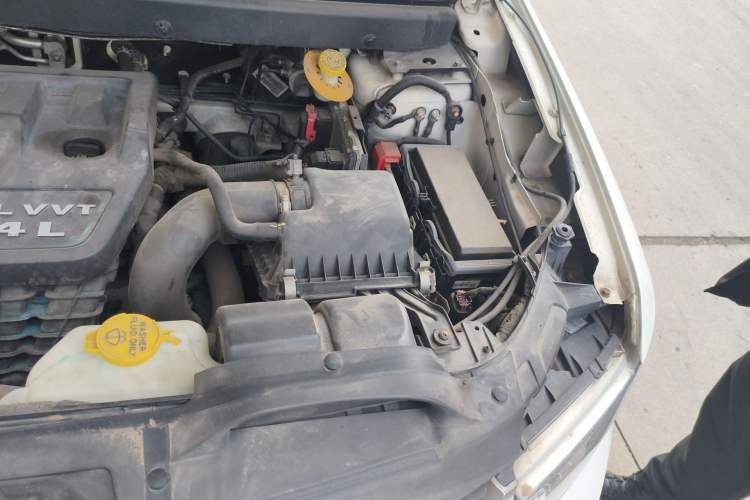 Used Dodge Journey 2013 2.4L Two-Wheel Drive Luxury Version Engine Bay Left