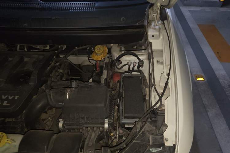 Used Dodge Journey 2013 2.4L Two-Wheel Drive Luxury Version Engine Bay Left