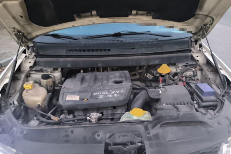 Used Dodge Journey 2013 2.4L Two-Wheel Drive Luxury Version Engine Bay