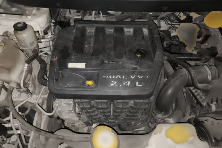 Used Dodge Journey 2013 2.4L Two-Wheel Drive Luxury Version Engine Bay