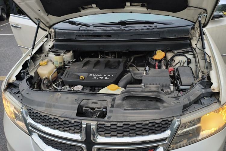 Used Dodge Journey 2013 2.4L Two-Wheel Drive Luxury Version Engine Bay