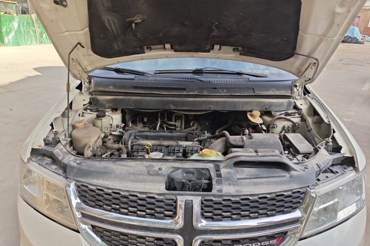 Used Dodge Journey 2013 2.4L Two-Wheel Drive Luxury Version Engine Bay